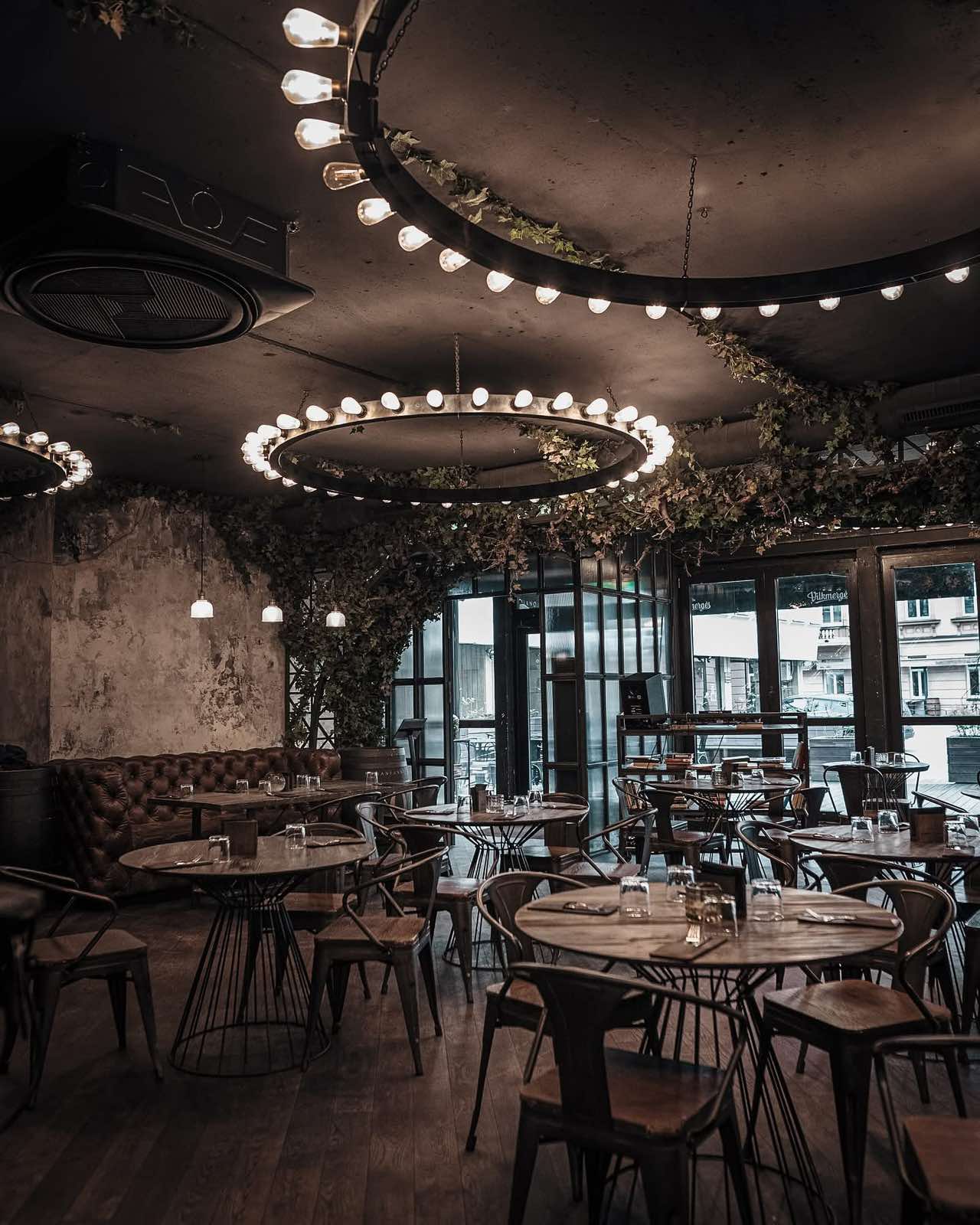 Erdvi Grill Room salė su išskirtiniais šviestuvais
